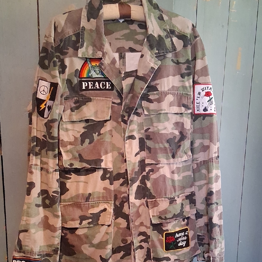 Camouflage Military Style Jacket With Patches Button Front Closure.
